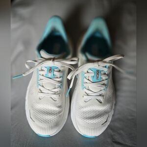 Hoka Women's Arahi 7 White and Aqua Sneakers